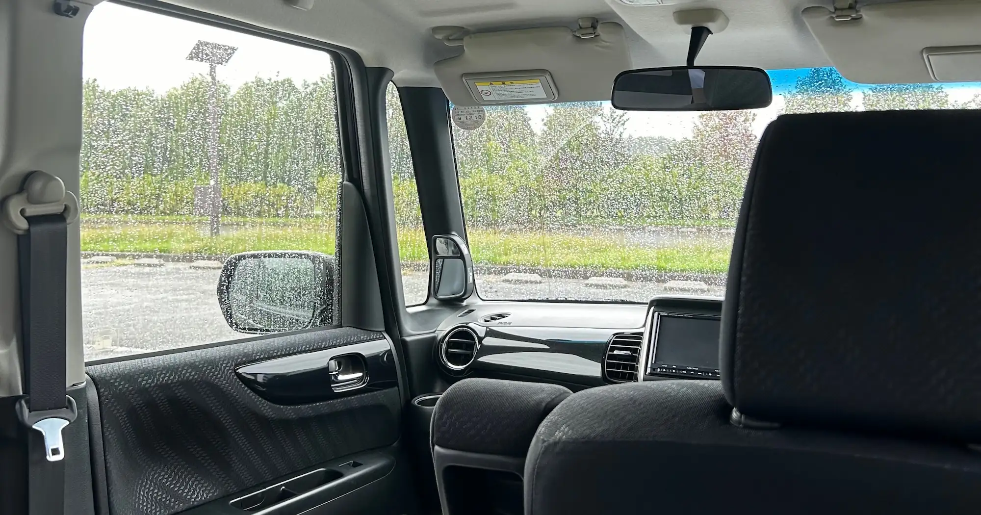 車内にいるときは必ずドアを施錠する｜【女ひとり車中泊】危険を避けるために私が心がけている7つの安全対策